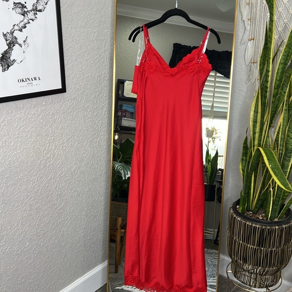 HOUSE OF CB 'Salma' Red Rose Satin Slip Dress NWOT - Picture 9 of 11